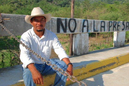 Fidel Heas Cruz, residente de Paso de la Reina y miembro de COPUDEVER en el bloqueo