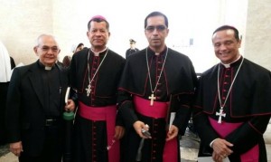 Jesús Delgado, primero de izquierda a derecha. José Luis Escobar Alas, arzobispo de la Arquidiócesis de El Salvador, ambos junto a otros obispos de San Salvador.