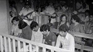  Los cinco soldados que fueron condenados en 1982 por el asesinato de las religiosas durante el juicio en su contra.