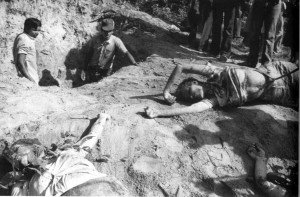 Exhumación de los cuerpos de las religiosas, 4 de diciembre de 1980 en San Juan Nonualco, La Paz, El Salvador.