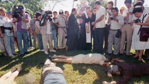 escena de la matanza en los jardínes de la residencia jesuita en la Uca