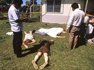 escena de la matanza en los jardínes de la residencia jesuita en la Uca