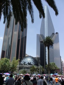 Protesta magisterial, frente La Bolsa de Valores y el edificio de operaciones conjuntas EEUU-México en Reforma. 