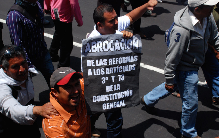 Maestros en México llaman a sus compañeros a una insurrección magisterial
