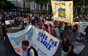 La solidaridad normalista es obligada. Todo el sistema de formación de docentes está siendo agraviado por la imposición de planes y programas orientados a la privatización y degradación de la enseñanza y por el abandono del estado de sus obligaciones en educación pública.