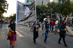 También marchó Mohandas Karamchand Gandhi, ese “faquir medio desnudo que anda a grandes zancadas”, como lo definió despectivamente Churchill. México atraviesa una fase de imposición de leyes y políticas injustas, las que según el libertador indio hay que desobedecer.