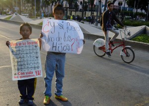 Encabezada por familiares de las víctimas, la movilización inició desde las inmediaciones de la residencia oficial de Los Pinos, recorrió Paseo de la Reforma y otras vías hasta llegar al Zócalo.