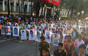 Un equipo de dibujantes y diseñadores gráficos elaboró los retratos de los jóvenes desaparecidos.