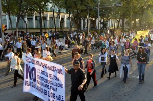 Quizás llegó la hora del paro nacional, de la desobediencia civil, de no ver más Televisa, no consumir en centros comerciales sino en tianguis y abarrotes, no pagar impuestos… hasta cambiar las políticas dominantes en el país.