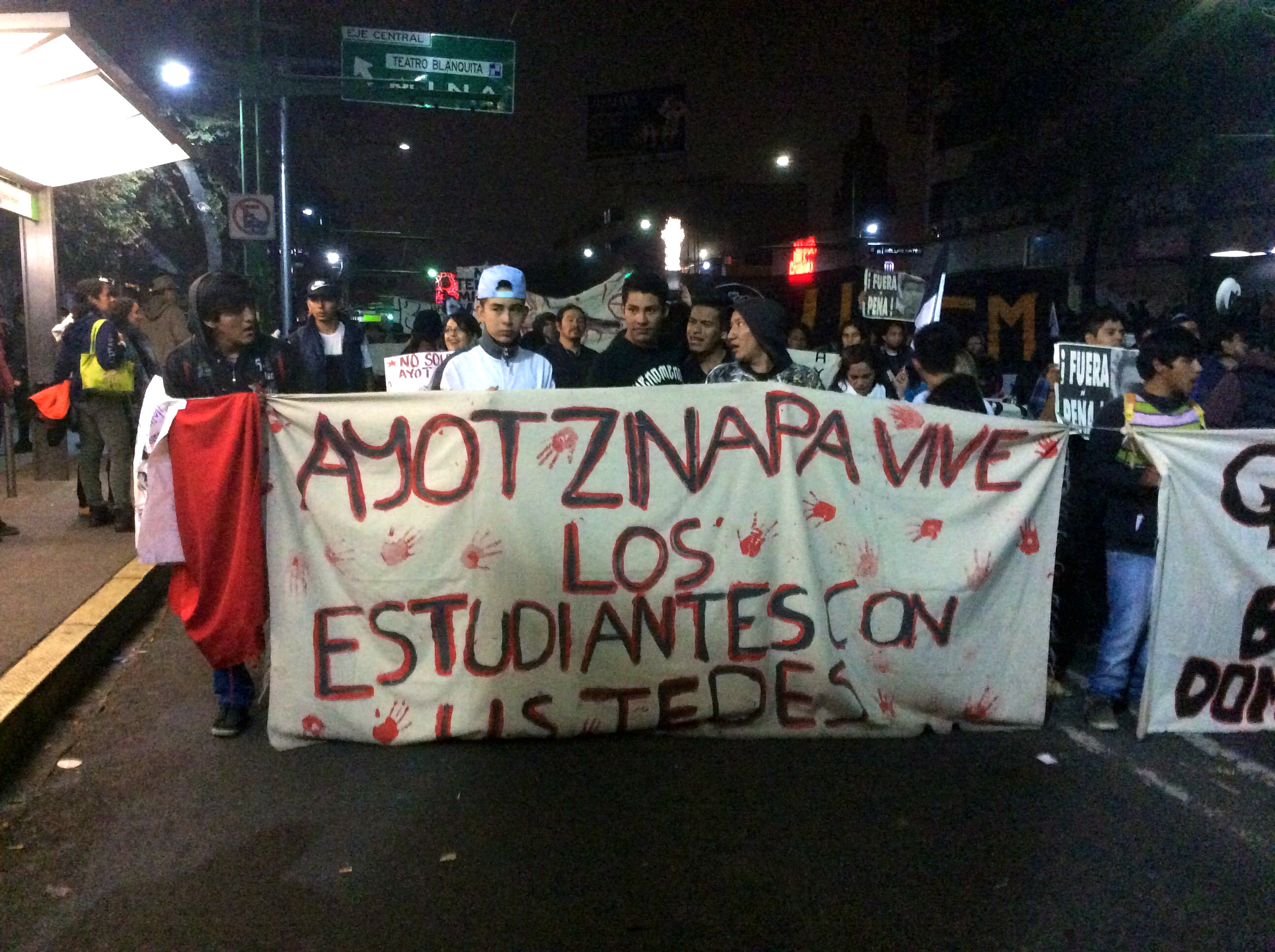 Estudiantes marchan de Tlatelolco al Zocalo