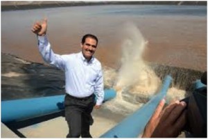 Gov. Padrés at pumping station for Independencia aqueduct on Novillo reservoir / Periódico Digital