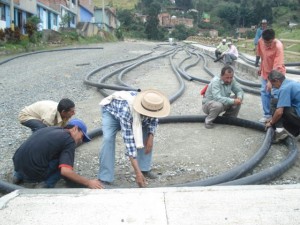 Foto, Maria Eugenia Moreno, COMITE DE ACUEDUCTO LA HONDA.mangueras donadas al barrio la honda. 2007.archivo jac la cruz