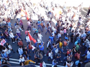 Los estudiantes caminan rumbo al Zócalo.