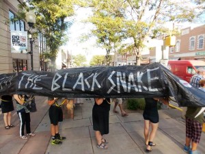 Photo de No KXL Dakota. Un frente unido de vaqueros, indígenas y activistas ambientales paró el llamado “Serpiente negro”. 