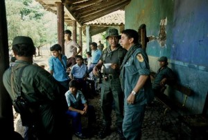 El coronel Ochoa Pérez y el coronel Domingo Monterrosa, el militar que ordenó la masacre del Mozote. Foto es cortesia de Giovanni Palazzo, fotográfo italiano que cubrió el conflicto armado de El Salvador. 