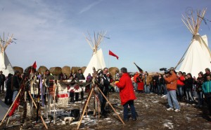 Foto de Shield the People. En la jurisdicción de la tribu Rosebud Sioux, activistas establecieron un de varios campos espirituales, erigiendo siete tipis en la ruta del oleoducto para representar los Siete Fuegos de los Concilios de la Gran Nación Sioux unida para salvaguardarlos de la Serpiente Negra por medio de oración.