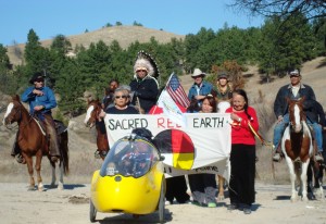 Foto de Talli Nauman. En Dakota del Sur, la activista Daryl Hannah se unió al defensor de energía limpia Tom Weiss en un viaje a caballo mientras indígenas los escoltaron a través de la Reservación Indígena Pine Ridge en su bicicleta Ride for Renewables, la cual cubrió el paso completo del oleoducto.