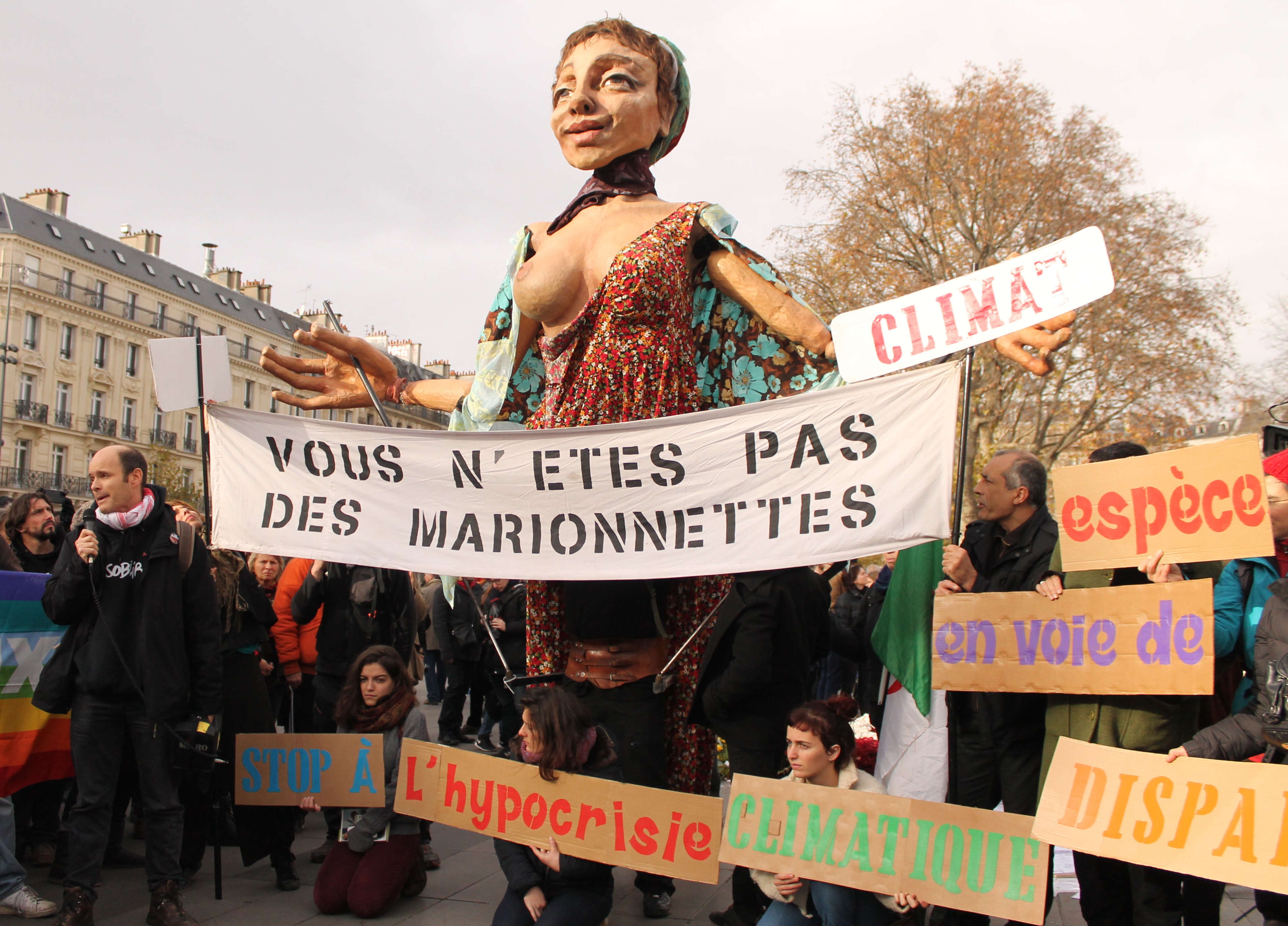Los movimientos sociales en París se niegan ser daños colaterales a las medidas de seguridad