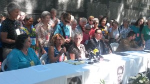 Representantes de la Congregación Maryknoll, Clair White y procurador de Derechos Humanos, David Morales, en conferencia de prensa para exigir justicia por el asesinato de las religiosas.