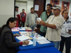 Salvadoreños entregan documentación para TPS en el consulado de Los Ángeles 