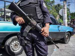 Policía patrullando en las calles de San Salvador. Foto: John Sevigny