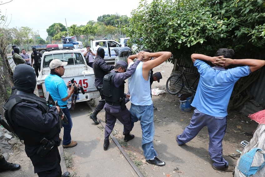 Policías y militares acusados de ejecutar a pandilleros en El Salvador