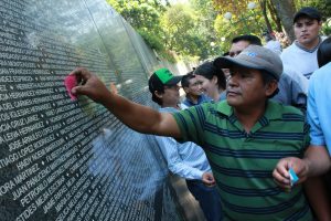 familiares de victimas de guerra colocan flores en el monumento que tiene los nombres de 75 mil víctimas de la guerra