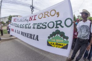 18 octubre 2016. Tocoa, Colón. Campesinxs del Valle del Aguán realizan protesta por el 19° aniversario del asesinato del activista ambiental Carlos Escalera por órdenes del terrateniente Miguel Facussé. Carlos se oponía a la instalación de una refineria de aceite de palma en la región lo que provocó la persecución y el posterior asesinato a manos del empresario dueño de la corporación Dinant. Actualmente el caso continúa en la impunidad y al mismo tiempo más de 133 campesinxs han sido asesinadxs a causa del conflicto agrario promovido por la ley de "modernización de tierras agrícolas" avalada por el Banco Mundial en beneficio de los terratenientes de la región. El mismo día de la movilización fueron asesinados el presidente del Movimiento Unificado Campesino del Aguán junto con un acompañante.