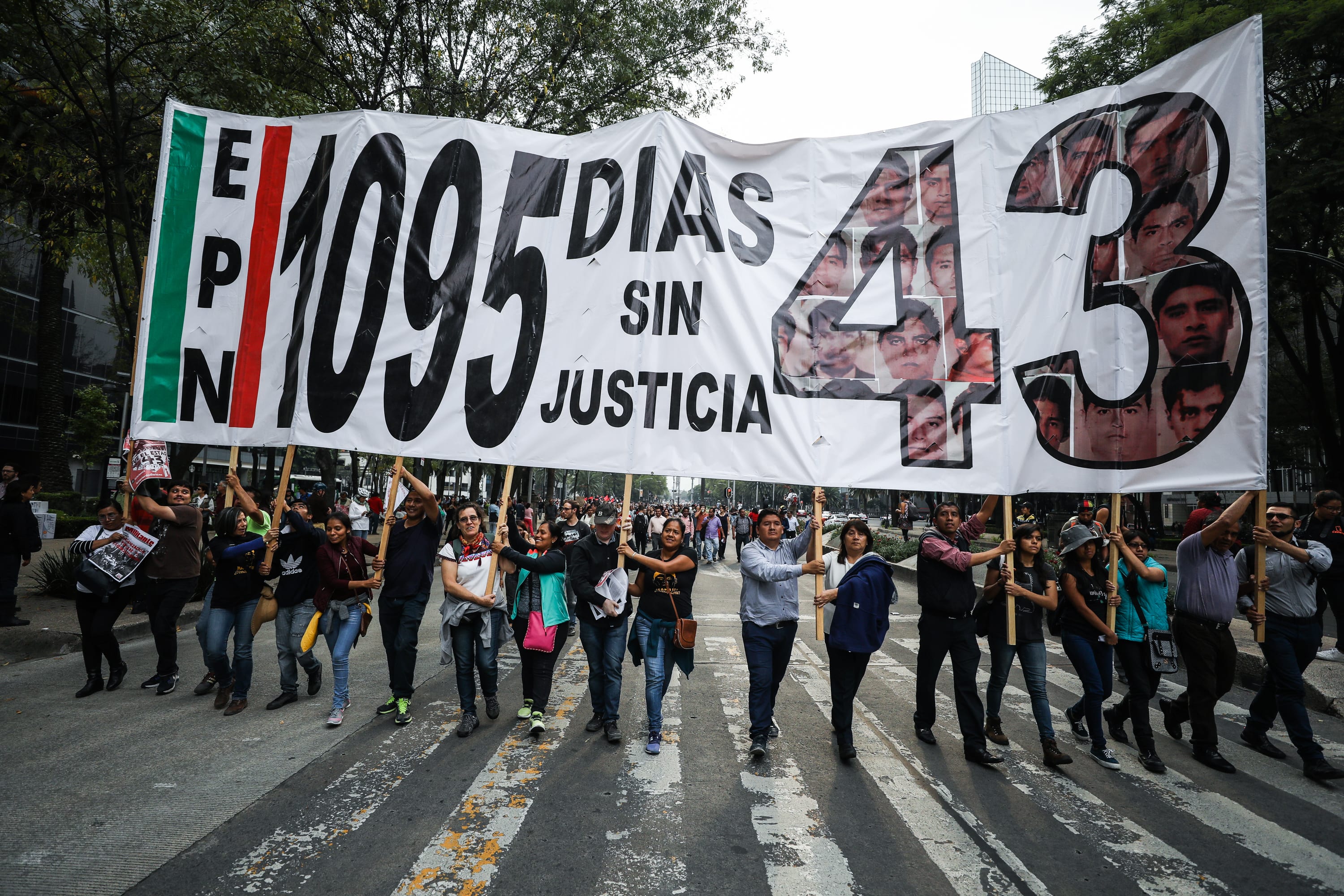 Una marcha sombría conmemora el aniversario de Ayotzinapa en la Ciudad de México