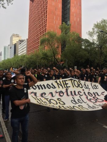 Ayotzinapa: miles de personas marchan por la Justicia y la Verdad