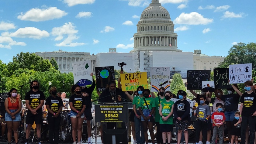 Miles marchan en Washington DC contra la pobreza