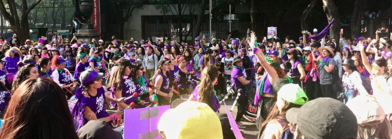 Mira: feminismos y democracias. Marcha 8 de marzo, Ciudad de México.