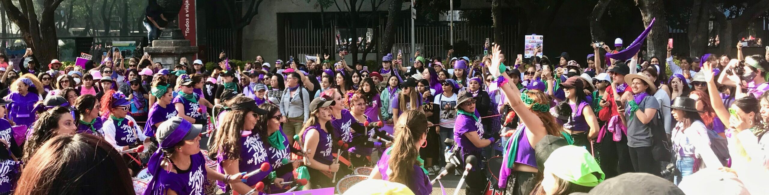 Mira: feminismos y democracias. Marcha 8 de marzo, Ciudad de México.