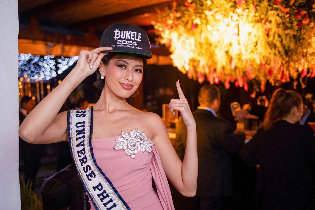 Miss Filipinas vestida con un vestido rosa con gorra promocional a favor de Bukele.