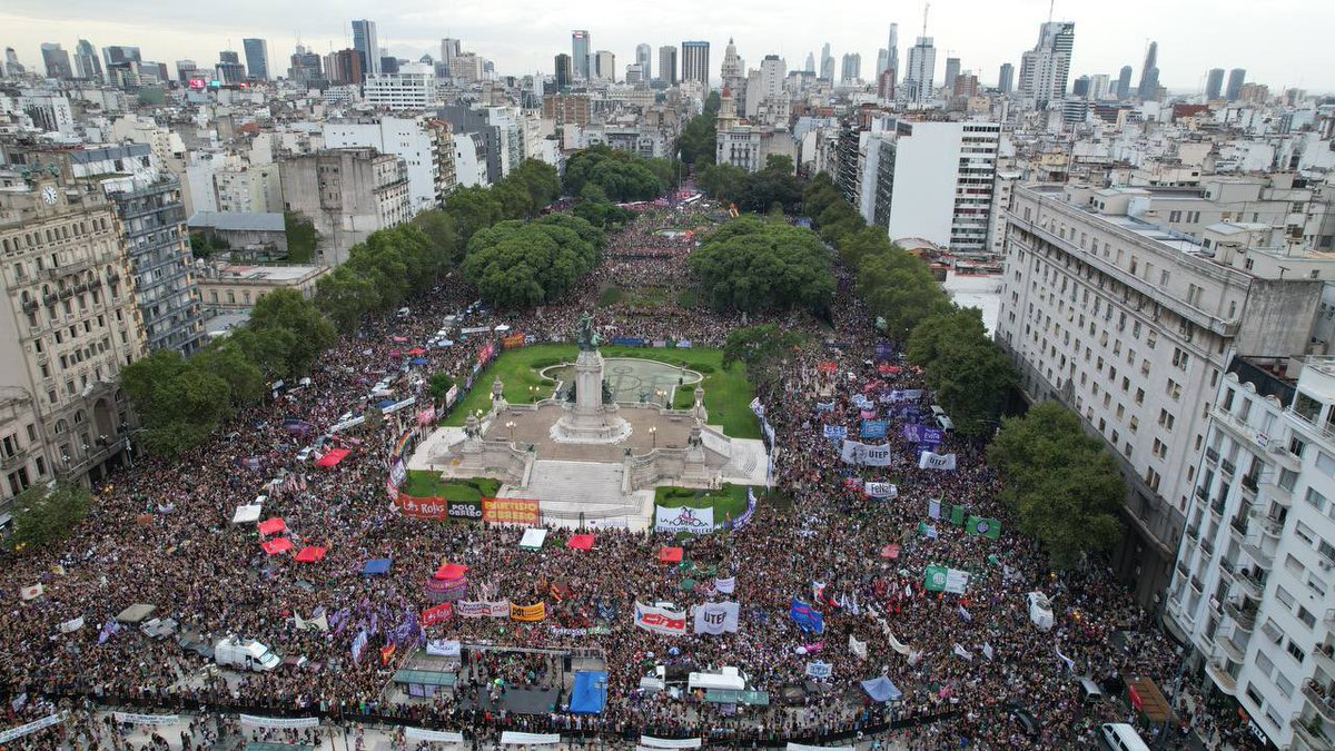 Una plaza en morado: miles de mujeres salen a protestar en el 8 de marzo frente al Congreso de la Unión en Buenos Aires
