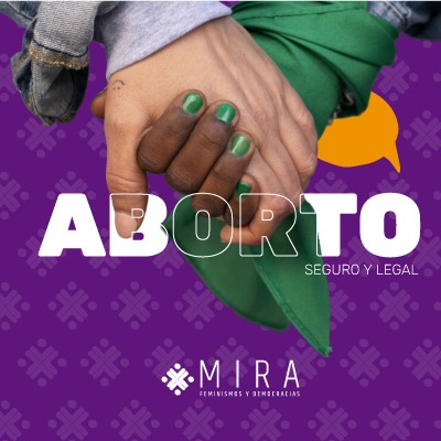 Mira: Feminismos y democracias Dos manos tomadas. Una tiene un pañuelo verde.